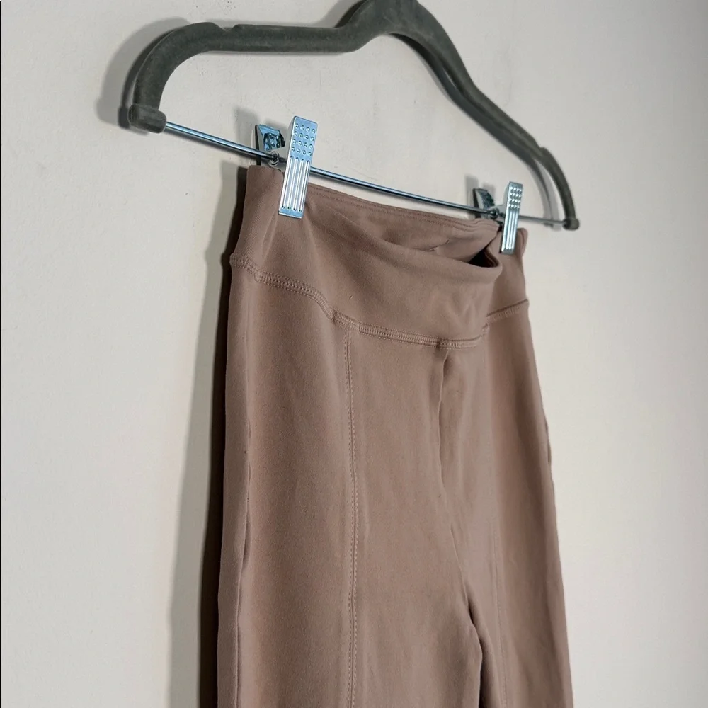 ALO Yoga Airbrush High-Waist Flutter Leggings in Taupe - XS